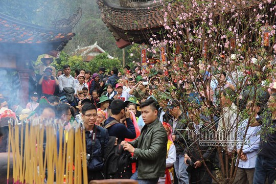 Hàng nghìn người xuyên đêm trẩy hội chùa Hương - Ảnh 30.