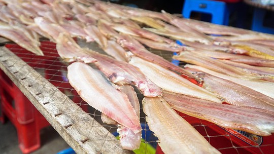 Du khách chen nhau mua hải sản tươi tại phố biển Vũng Tàu - Ảnh 5.