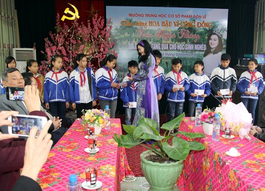 Hoa Hậu Trần Huyền Nhung tặng quà cho học sinh nghèo - Ảnh 1.