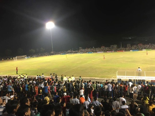 Khán giả Bình Phước chen kín sân xem sao U23 của HAGL chơi bóng - Ảnh 6.