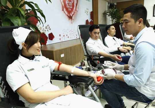 300 nhân viên y tế, bác sĩ xếp hàng hiến máu cứu người bệnh - Ảnh 1.