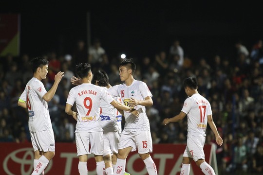 Khán giả Bình Phước chen kín sân xem sao U23 của HAGL chơi bóng - Ảnh 1.