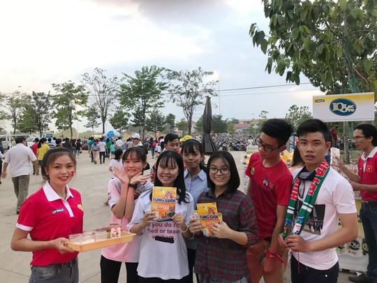 Khán giả Bình Phước chen kín sân xem sao U23 của HAGL chơi bóng - Ảnh 2.