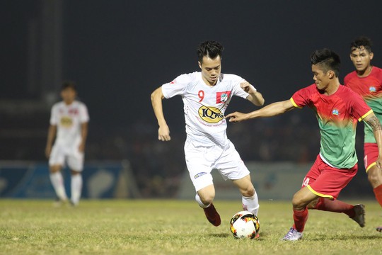 Khán giả Bình Phước chen kín sân xem sao U23 của HAGL chơi bóng - Ảnh 10.
