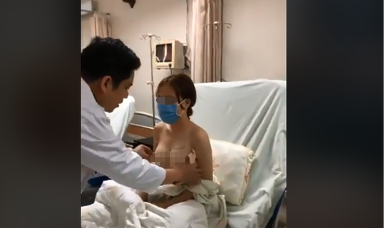 Tranh cãi về clip khám ngực nữ bệnh nhân - Ảnh 1. Tranh cãi về clip khám ngực nữ bệnh nhân - Ảnh 1.