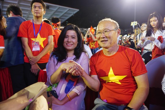 Clip Hồng Duy song ca với Mỹ Tâm khi U23 Việt Nam giao lưu lần cuối - Ảnh 6.
