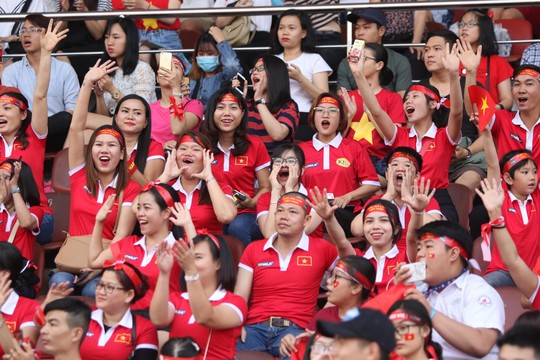 Clip Hồng Duy song ca với Mỹ Tâm khi U23 Việt Nam giao lưu lần cuối - Ảnh 7.