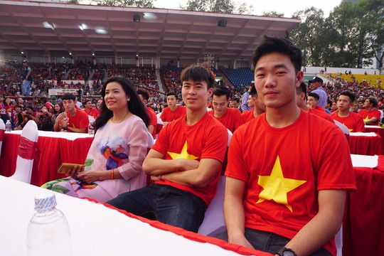 Clip Hồng Duy song ca với Mỹ Tâm khi U23 Việt Nam giao lưu lần cuối - Ảnh 8.