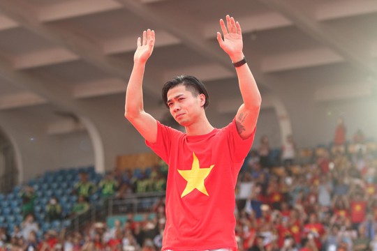 Clip Hồng Duy song ca với Mỹ Tâm khi U23 Việt Nam giao lưu lần cuối - Ảnh 21.
