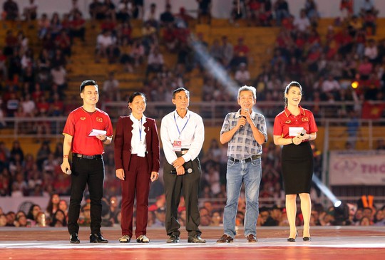 Clip Hồng Duy song ca với Mỹ Tâm khi U23 Việt Nam giao lưu lần cuối - Ảnh 15.