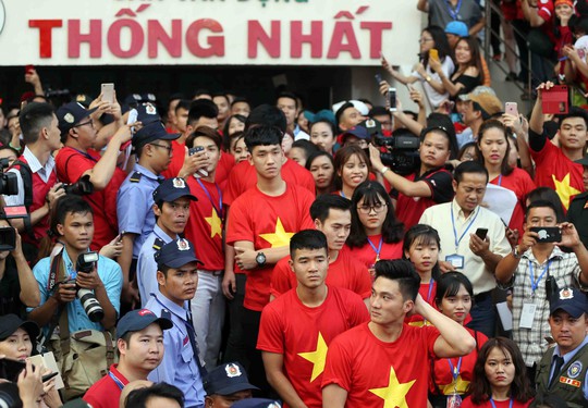 Clip Hồng Duy song ca với Mỹ Tâm khi U23 Việt Nam giao lưu lần cuối - Ảnh 5.
