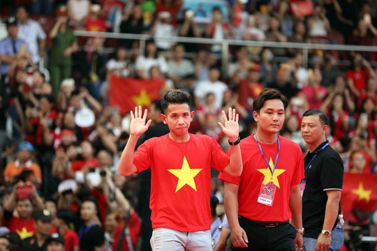 Clip Hồng Duy song ca với Mỹ Tâm khi U23 Việt Nam giao lưu lần cuối - Ảnh 11.
