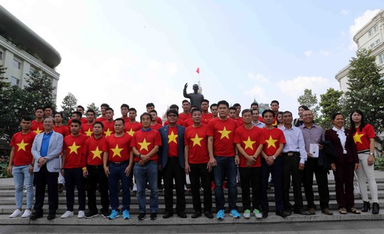 U23 Việt Nam trong vòng tay người hâm mộ TP HCM - Ảnh 2. U23 Việt Nam trong vòng tay người hâm mộ TP HCM - Ảnh 2.