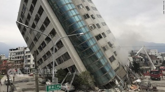 Động đất Đài Loan: Chồng phóng tới che chắn vợ con - Ảnh 3.