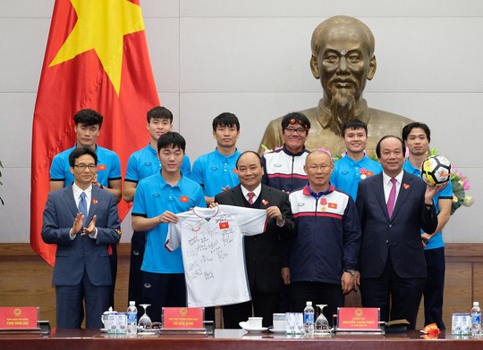 Áo đấu, quả bóng U23 Việt Nam tặng Thủ tướng có giá khởi điểm 2 tỉ đồng - Ảnh 1.