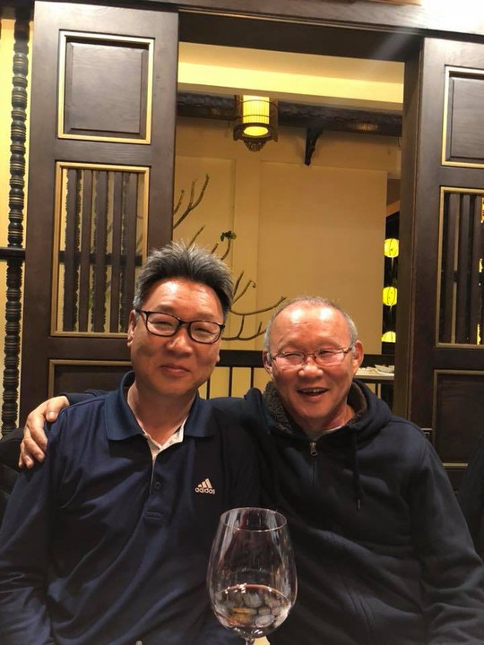 HLV Park Hang Seo ăn tối cùng sư phụ thứ 2 của Hoàng Xuân Vinh - Ảnh 2.