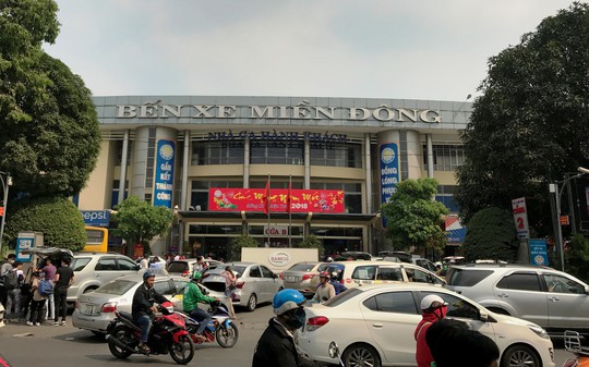 Bến xe Miền Đông bắt đầu nghẹt thở - Ảnh 1.