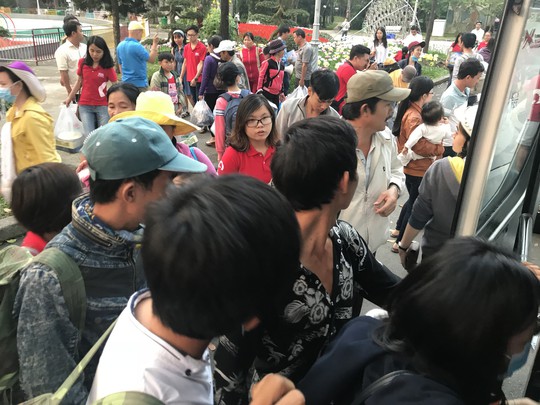 200 người nghèo Phú Yên sống ở TP HCM được về quê miễn phí - Ảnh 3.