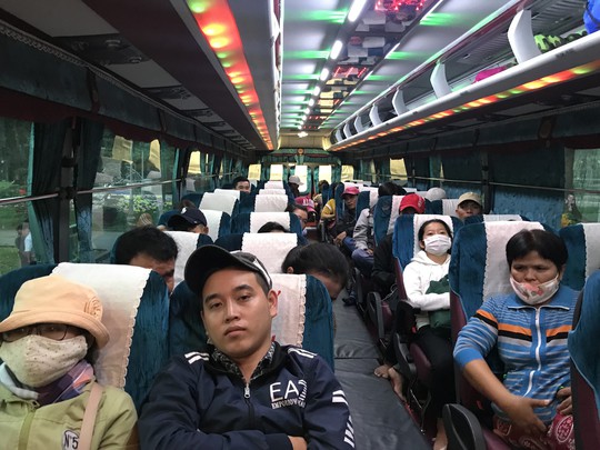 200 người nghèo Phú Yên sống ở TP HCM được về quê miễn phí - Ảnh 4.