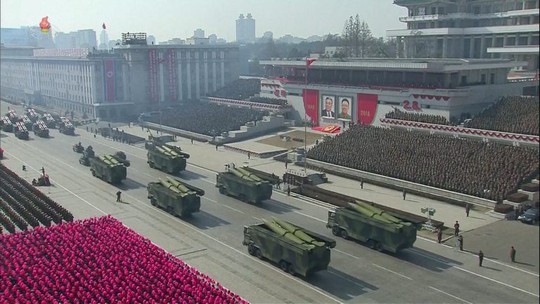Bắt mạch tên lửa mới của Triều Tiên trong lễ diễu binh lặng lẽ - Ảnh 2.