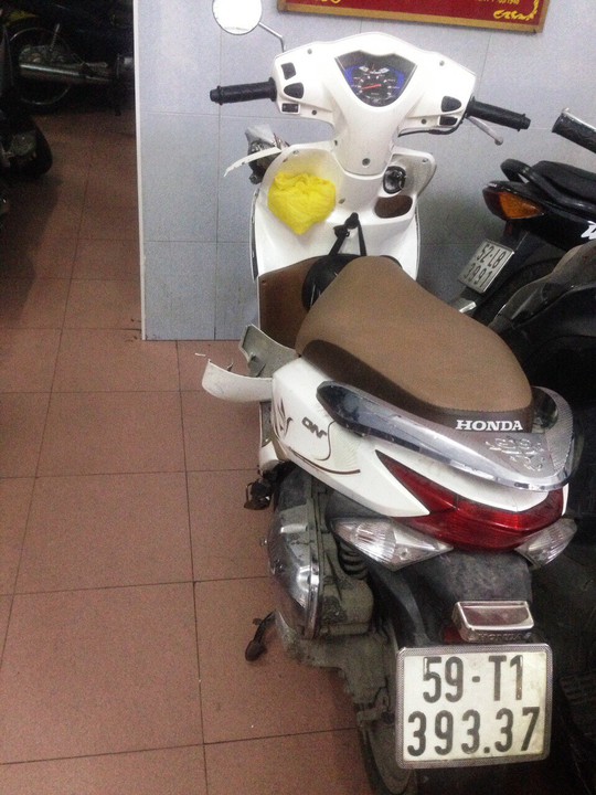 Tài xế taxi dũng cảm tông văng tên cướp - Ảnh 2.