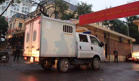An ninh thắt chặt tại tòa xử ông Đinh La Thăng và đồng phạm - Ảnh 5. An ninh thắt chặt tại tòa xử ông Đinh La Thăng và đồng phạm - Ảnh 5.