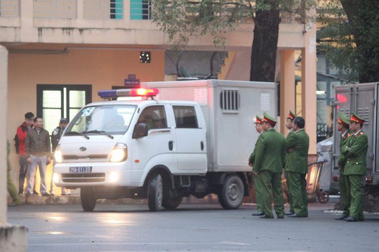 An ninh thắt chặt tại tòa xử ông Đinh La Thăng và đồng phạm - Ảnh 2. An ninh thắt chặt tại tòa xử ông Đinh La Thăng và đồng phạm - Ảnh 2.