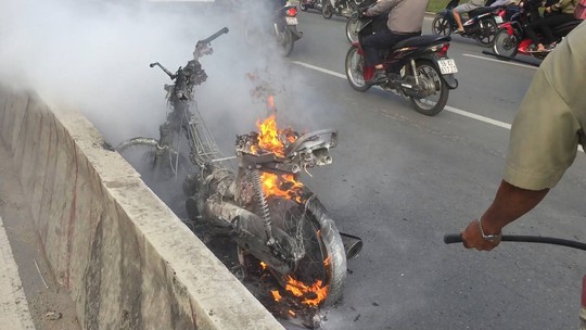 Cháy xe gần cầu Sài Gòn, nhiều người hoảng loạn - Ảnh 2.