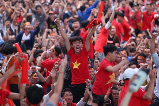 Vỡ òa, hạnh phúc tột độ vì U23 Việt Nam - Ảnh 4. Vỡ òa, hạnh phúc tột độ vì U23 Việt Nam - Ảnh 4.
