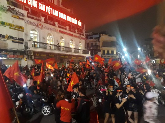 Đêm trắng Hà Nội ngập sắc đỏ vì U23 Việt Nam - Ảnh 5.