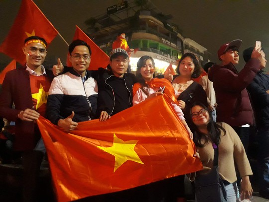 Đêm trắng Hà Nội ngập sắc đỏ vì U23 Việt Nam - Ảnh 6.