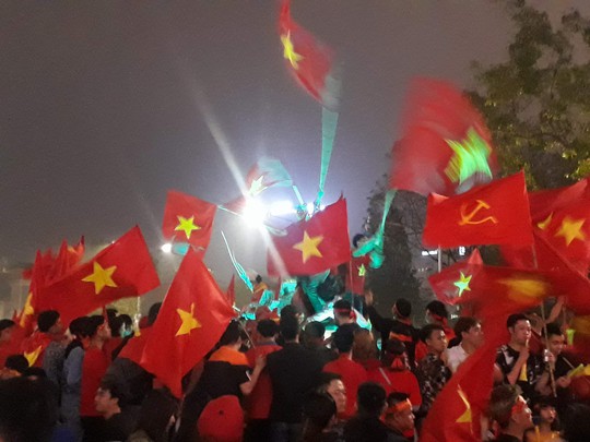Đêm trắng Hà Nội ngập sắc đỏ vì U23 Việt Nam - Ảnh 8.