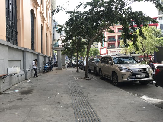 Trở lại những bãi giữ xe vua trên vỉa hè quận 1 - Ảnh 1. Trở lại những bãi giữ xe vua trên vỉa hè quận 1 - Ảnh 1.
