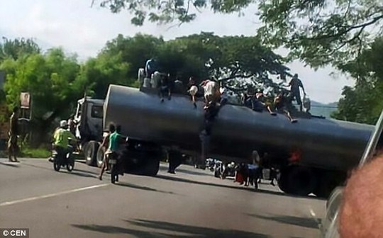Venezuela: Người dân ném chết gia súc để lấy cái ăn - Ảnh 6. Venezuela: Người dân ném chết gia súc để lấy cái ăn - Ảnh 6.