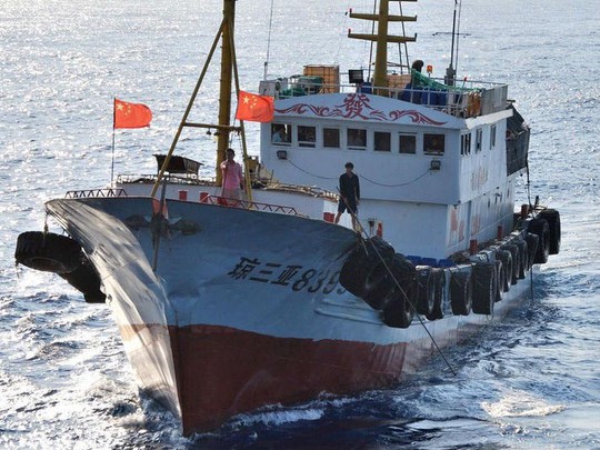 Tàu cá Trung Quốc lộng hành: Hạm đội bóng ma - Ảnh 1.