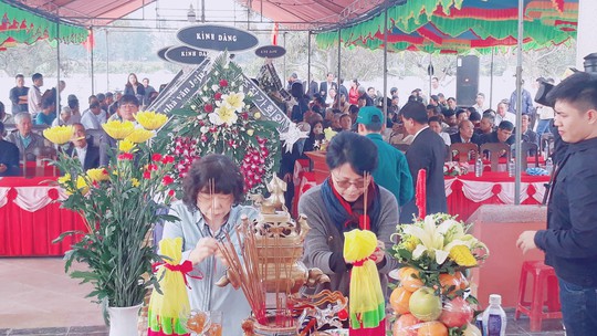 41 người Hàn Quốc cúi đầu tạ lỗi trước bia mộ vụ thảm sát ở Hà My - Ảnh 4.