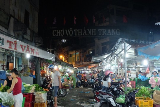 Ngôi chợ Sài Gòn tồn tại hơn nửa thế kỷ, bán cả ngày lẫn đêm - Ảnh 1.
