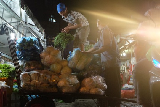 Ngôi chợ Sài Gòn tồn tại hơn nửa thế kỷ, bán cả ngày lẫn đêm - Ảnh 2.