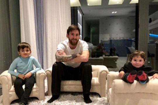 Vợ chồng Messi báo tin mừng trước đại chiến Chelsea - Ảnh 2.