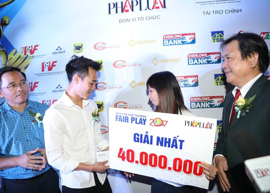 Nhận cúp Fair Play, Văn Toàn tặng hết tiền thưởng cho người hạng 3 - ảnh 1 Nhận cúp Fair Play, Văn Toàn tặng hết tiền thưởng cho người hạng 3 - ảnh 1