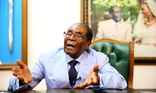 Bị lật đổ ở tuổi 93, ông Mugabe chưa chịu yên phận - Ảnh 1.