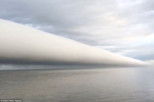 Kỳ lạ dải mây cuộn khổng lồ vắt ngang trời như ống nước - Ảnh 1.