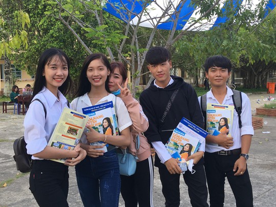 Cẩm nang Tuyển sinh 2018 của báo Người Lao Động đến tay độc giả - Ảnh 2.