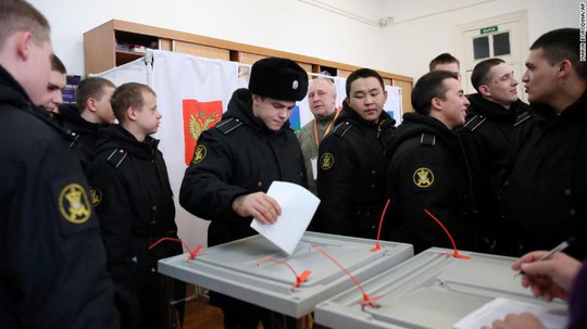 Vụ cựu điệp viên Nga bị đầu độc khiến người ủng hộ ông Putin đoàn kết - Ảnh 3. Vụ cựu điệp viên Nga bị đầu độc khiến người ủng hộ ông Putin đoàn kết - Ảnh 3.
