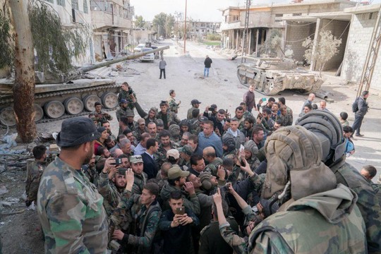 Tổng thống Syria bất ngờ thăm binh sĩ ở Đông Ghouta - Ảnh 3.