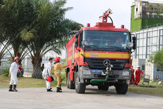 Cận cảnh diễn tập cứu kho xăng ở sân bay Tân Sơn Nhất - Ảnh 3.