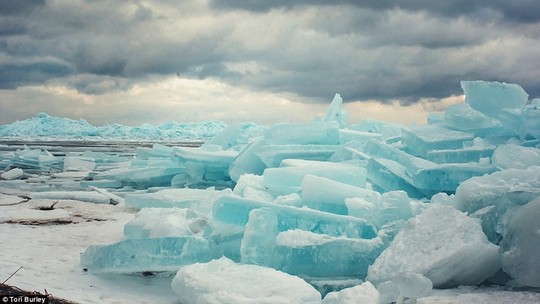 Kỳ thú hồ băng màu xanh lơ khổng lồ - Ảnh 10.