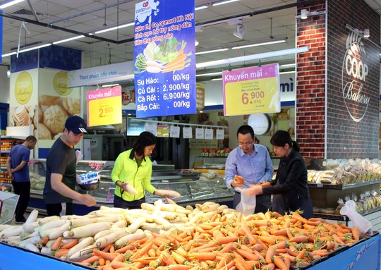 Hàng loạt siêu thị tham gia giải cứu củ cải, su hào - Ảnh 2.