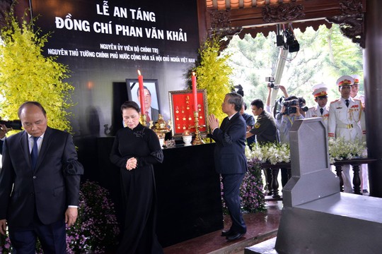 Linh cữu cố Thủ tướng Phan Văn Khải đã về đến quê nhà - Ảnh 19.