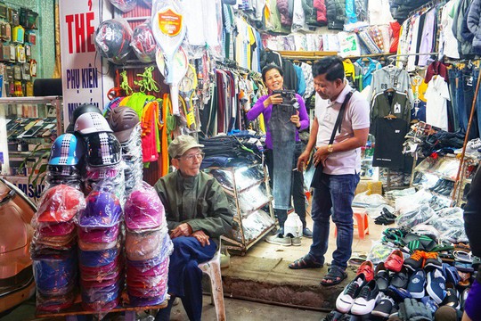 Nghệ sĩ khắc khổ Trần Hạnh gần 90 tuổi vẫn bán xăng, bán hàng - Ảnh 5.